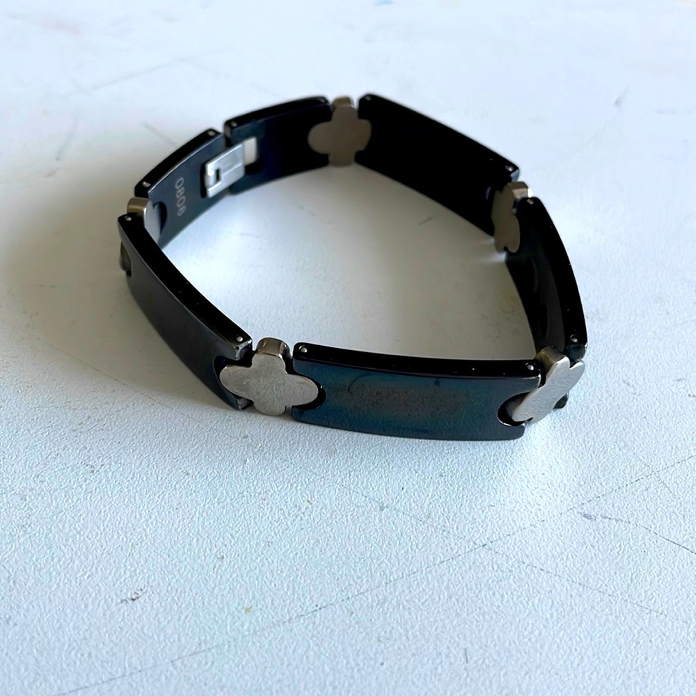 magnetic bracelet that looks great. Like new.